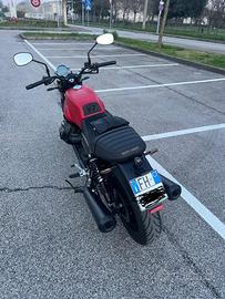 Moto Guzzi V7 Stone