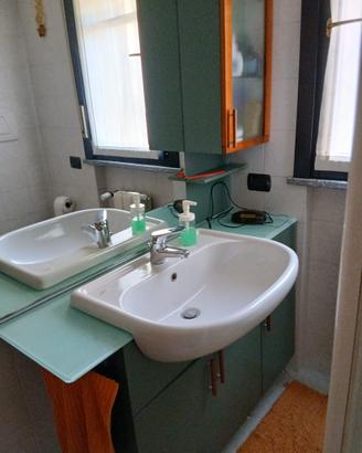 Arredo bagno con specchio