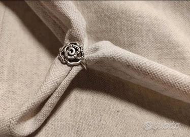 Anello Pandora in argento a forma di rosa