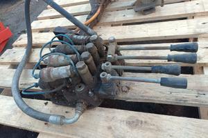 distributore idraulico per trattore agricolo