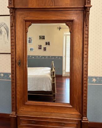 Armadio antico in legno con specchio – finemente i