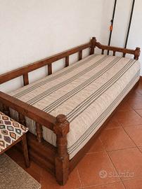 Divano in legno rustico molto bello.