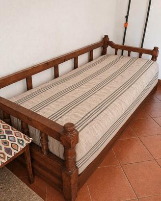 Divano in legno rustico molto bello.