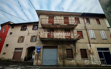 Porzione di casa con 2 appartamenti ,negozio e dep