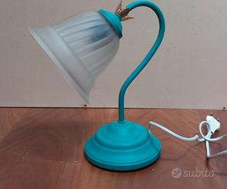 abajour in metallo con paralume in vetro opaco