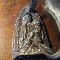 Ferro da stiro antico in ghisa decorato