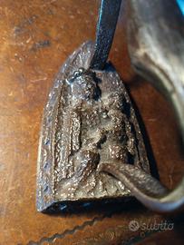 Ferro da stiro antico in ghisa decorato