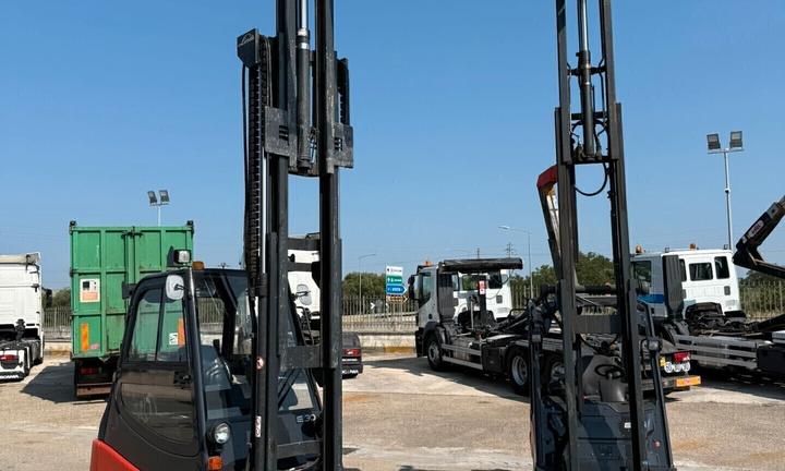 CARRELLI ELEVATORI ELETTRICI LINDE E 25 - E 30