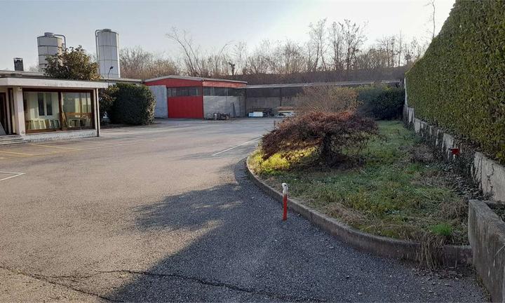 CANTU' vendiamo CAPANNONE con ampia area esterna