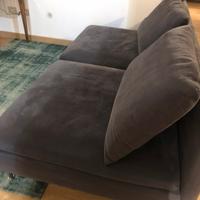 Divano grigio cuscini