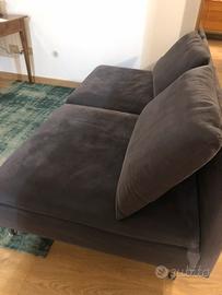 Divano grigio cuscini