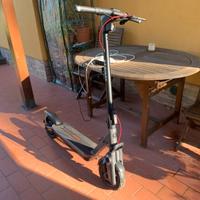 Monopattino elettrico pieghevole Ninebot F3 E