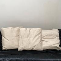 3 cuscini beige per divano in piuma con federa