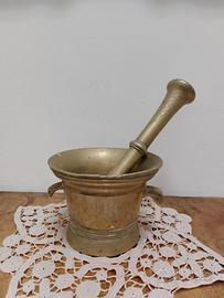 Antico mortaio in ottone con pestello