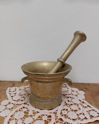 Antico mortaio in ottone con pestello