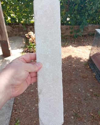 battiscopa in pietra.