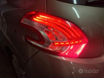 Peugeot 208 Allure - faro led posteriore SX