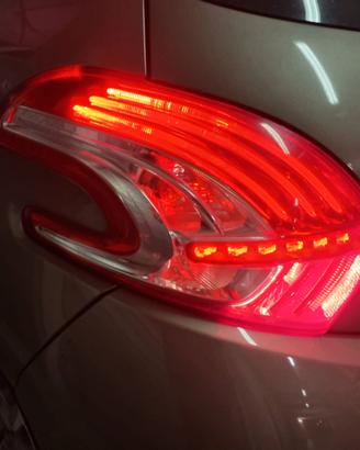 Peugeot 208 Allure - faro led posteriore SX