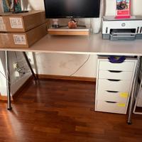 Scrivania Ikea con gambe regolabili