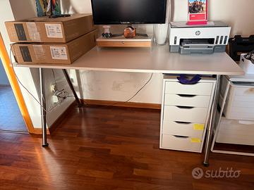 Scrivania Ikea con gambe regolabili