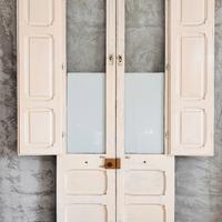 Porta in legno con due ante, ognuna con finestre