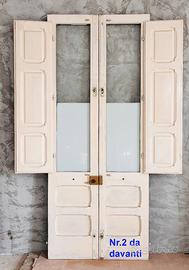 Porta in legno con due ante, ognuna con finestre