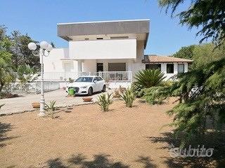 Prestigiosa villa unifam. 3 livelli ampio giardino