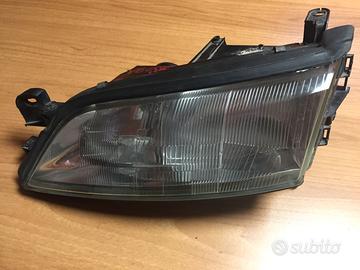 Faro sinistro (lato conducente) Opel Vectra 1998