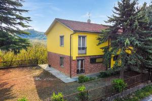 Rustico / Casale di 235 m² con più di 5 locali e b
