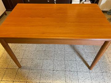 Tavolo in legno colore noce