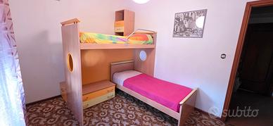 cameretta letto castello e armadio 