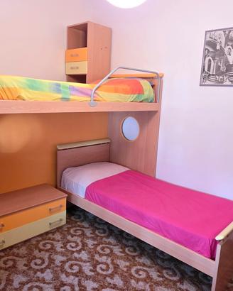 cameretta letto castello e armadio 