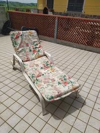 Lettini sdrai con relativi cuscini