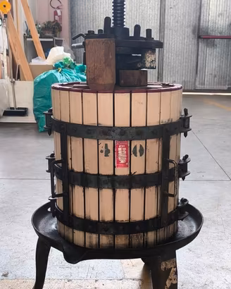 Torchio per Vino. Antico F.lli ROSSI. Legno/ghisa