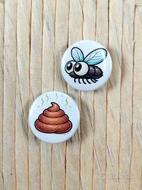 Coppia di spille Mosca cacca 25mm