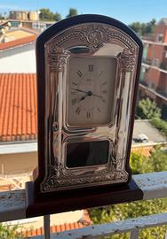 Orologio da tavolo classico con cornice decorata