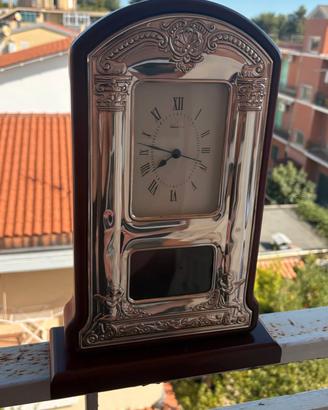 Orologio da tavolo classico con cornice decorata