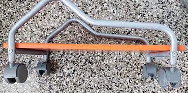 Carrello per PC con 2 ruote bloccabili.