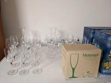 Set con decanter calici di vino e flute spumante