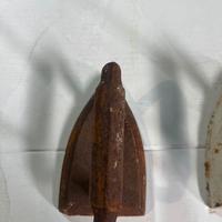 Ferro da stiro vintage in ghisa marrone
