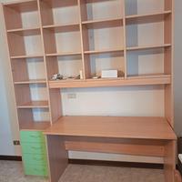 scrivania con scaffali a parete