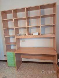 scrivania con scaffali a parete