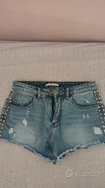 Pantaloncino in jeans con borchie