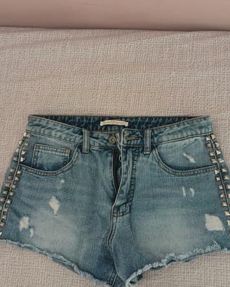 Pantaloncino in jeans con borchie