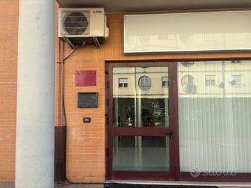 Locale commerciale fronte strada con vetrina