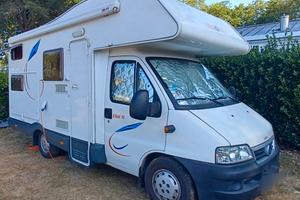 Camper compatto mansardato