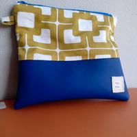 borsetta tipo pochette con tracolla da polso