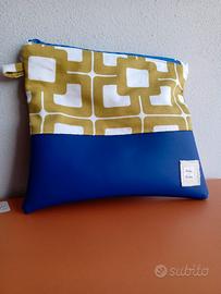 borsetta tipo pochette con tracolla da polso
