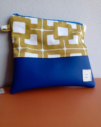 borsetta tipo pochette con tracolla da polso
