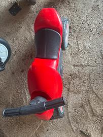 Moto spinta gambe bambini